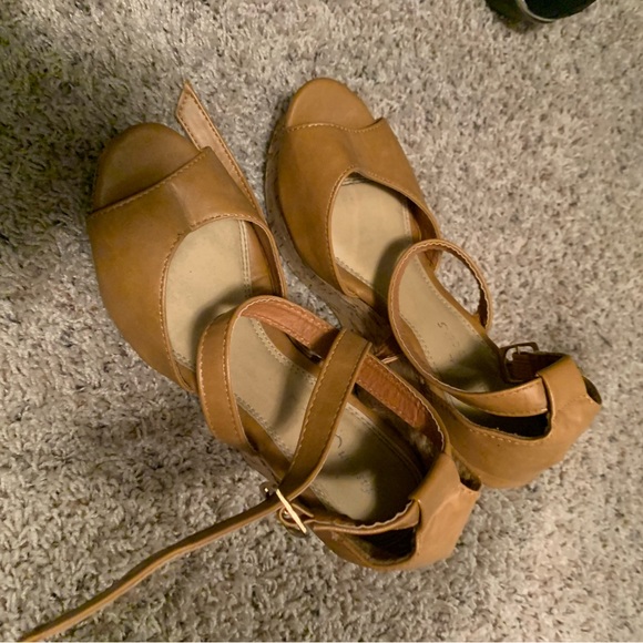 Tan wedge heels - Picture 1 of 1